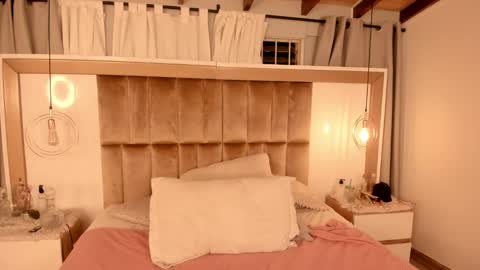 Twiggy online show from 4, 2, 2025