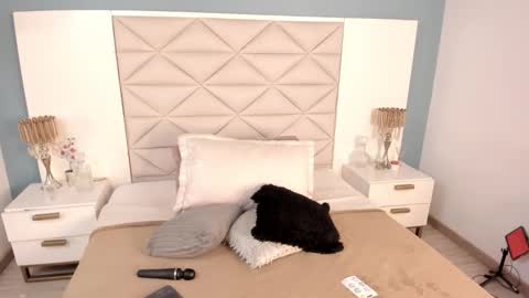 Twiggy online show from 5, 2, 2026