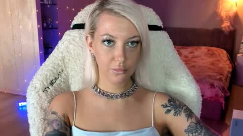 Snapshot of tykioty_miley chatting on 11, 10, 2025 Miley online show from 11, 10, 2025