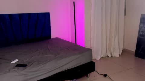 tyler_bell_ online show from 11, 4, 2026