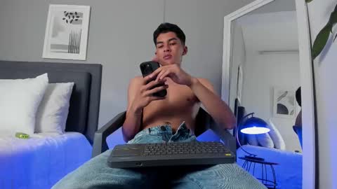 Snapshot of tyler_fox_ chatting on 9, 9, 2025 Tyler Fox online show from 9, 9, 2025