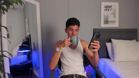 Snapshot of tyler_fox_ chatting on 12, 10, 2025 Tyler Fox online show from 12, 10, 2025
