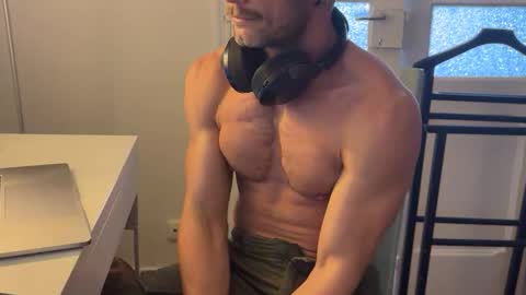 Snapshot of um_cammusc chatting on 9, 4, 2026 Um CM online show from 9, 4, 2026