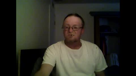 Snapshot of unclemuff chatting on 8, 6, 2026 unclemuff online show from 8, 6, 2026
