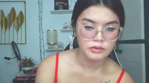 Snapshot of urcutegirl_les chatting on 4, 12, 2025 LES online show from 4, 12, 2025