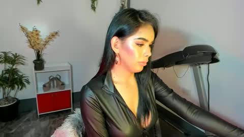 Snapshot of urfavouriteobsession chatting on 5, 1, 2025 Angela Cullens online show from 5, 1, 2025