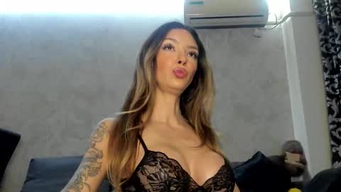 Snapshot of v_deville chatting on 6, 1, 2026 Mia online show from 6, 1, 2026