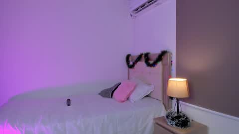 Snapshot of vale_kross chatting on 11, 12, 2024 HI IM NEW online show from 11, 12, 2024