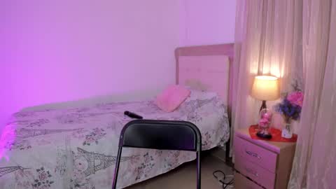 Snapshot of vale_kross chatting on 5, 3, 2025 HI IM NEW online show from 5, 3, 2025