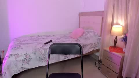 Snapshot of vale_kross chatting on 12, 3, 2025 HI IM NEW online show from 12, 3, 2025