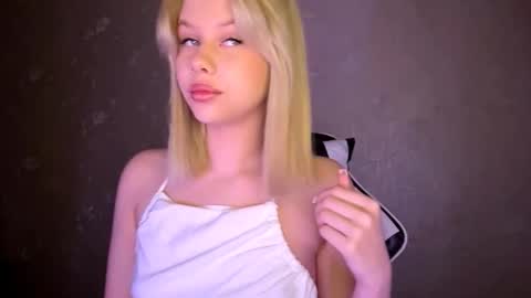 Snapshot of valenestimus chatting on 4, 12, 2025 Olachka online show from 4, 12, 2025