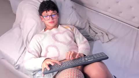 Snapshot of valentin0_3 chatting on 4, 12, 2025 Valentin0 online show from 4, 12, 2025