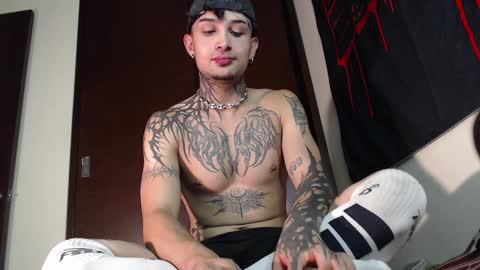 david guzman i model independenthelp me with a thumbs up online show from 27, 1, 2025