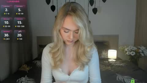 Snapshot of vanessa_maes chatting on 20, 10, 2025 Vanessa Maes online show from 20, 10, 2025
