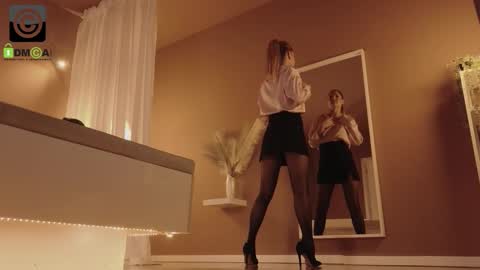 Snapshot of vanilla_whispers chatting on 3, 12, 2025 Laura online show from 3, 12, 2025