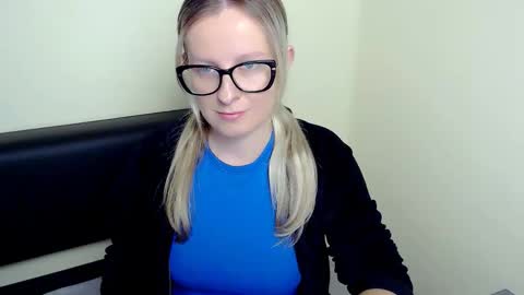 Snapshot of vanillaex_ chatting on 12, 9, 2025 Mia online show from 12, 9, 2025