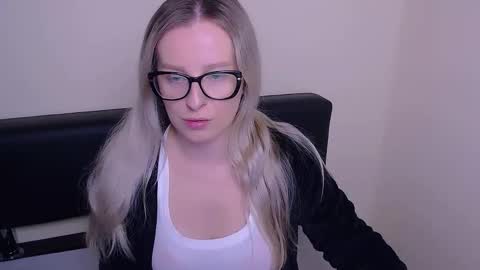 Snapshot of vanillaex_ chatting on 19, 9, 2025 Mia online show from 19, 9, 2025