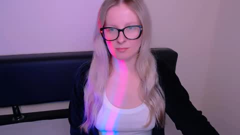 Snapshot of vanillaex_ chatting on 27, 9, 2025 Mia online show from 27, 9, 2025