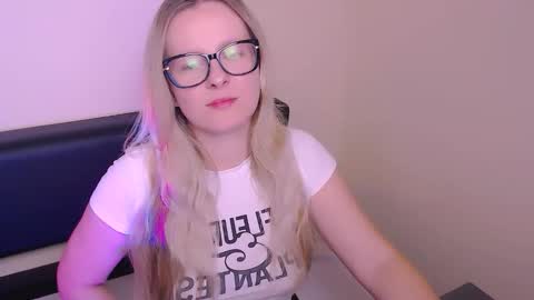 Snapshot of vanillaex_ chatting on 4, 10, 2025 Mia online show from 4, 10, 2025