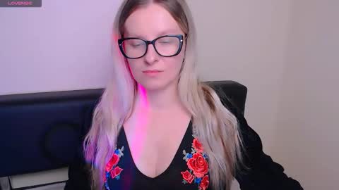 Snapshot of vanillaex_ chatting on 9, 10, 2025 Mia online show from 9, 10, 2025