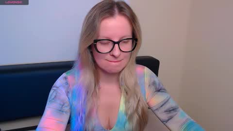 Snapshot of vanillaex_ chatting on 10, 10, 2025 Mia online show from 10, 10, 2025