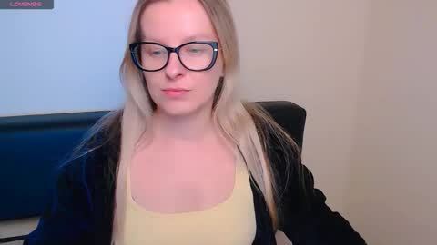 Snapshot of vanillaex_ chatting on 13, 10, 2025 Mia online show from 13, 10, 2025