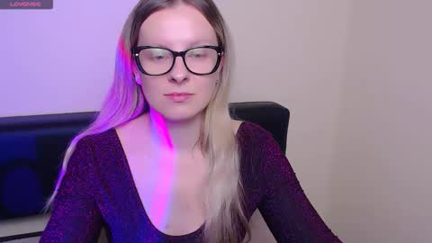 Snapshot of vanillaex_ chatting on 15, 10, 2025 Mia online show from 15, 10, 2025