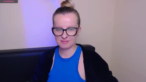 Snapshot of vanillaex_ chatting on 16, 10, 2025 Mia online show from 16, 10, 2025