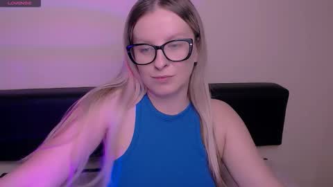 Snapshot of vanillaex_ chatting on 20, 10, 2025 Mia online show from 20, 10, 2025