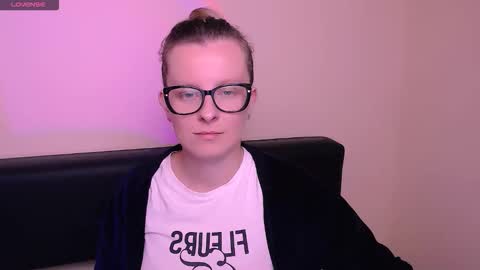 Snapshot of vanillaex_ chatting on 25, 10, 2025 Mia online show from 25, 10, 2025