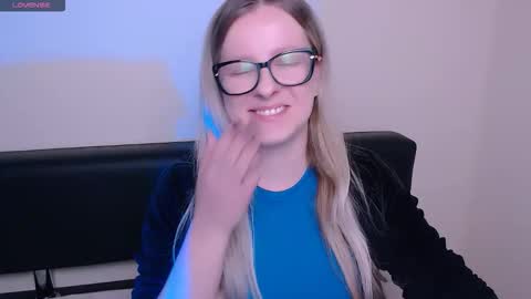 Snapshot of vanillaex_ chatting on 28, 10, 2025 Mia online show from 28, 10, 2025