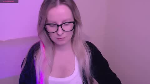 Snapshot of vanillaex_ chatting on 10, 11, 2025 Mia online show from 10, 11, 2025