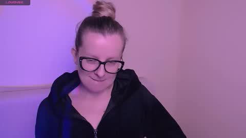 Snapshot of vanillaex_ chatting on 12, 11, 2025 Mia online show from 12, 11, 2025