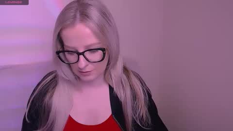 Snapshot of vanillaex_ chatting on 17, 11, 2025 Mia online show from 17, 11, 2025