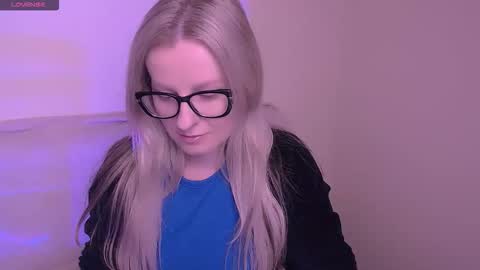 Snapshot of vanillaex_ chatting on 19, 11, 2025 Mia online show from 19, 11, 2025