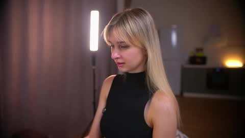 Snapshot of variety_moments chatting on 19, 12, 2025 Heeeeey Im Hanna the art of tease online show from 19, 12, 2025