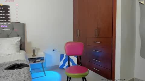 Snapshot of vayolet___ chatting on 12, 11, 2025 Hi Im Vayolet online show from 12, 11, 2025