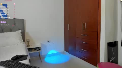 Snapshot of vayolet___ chatting on 19, 11, 2025 Hi Im Vayolet online show from 19, 11, 2025