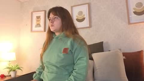 Vee Simons online show from 26, 11, 2025