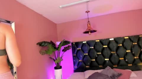 Snapshot of velvet_dreams_ chatting on 28, 4, 2026 Isabella online show from 28, 4, 2026