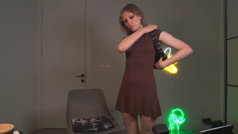 VelvetTGirl online show from 23, 3, 2026