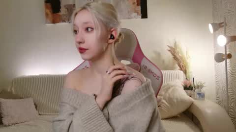 Snapshot of vergin_smell chatting on 18, 10, 2025 Mia online show from 18, 10, 2025