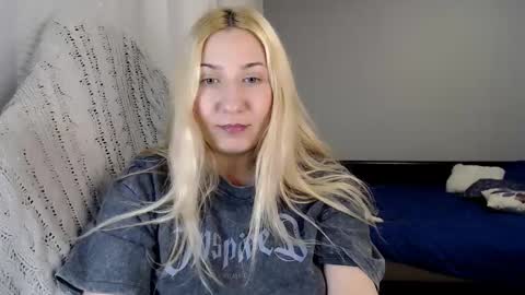 Snapshot of vibezgirl chatting on 20, 10, 2025 Amelia online show from 20, 10, 2025