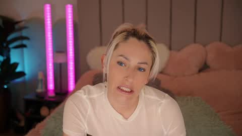 vickysecret96 online show from 4, 4, 2026