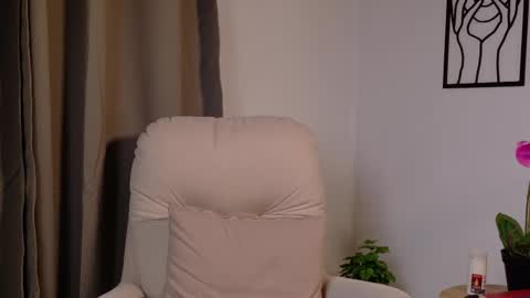 VictoriaNova online show from 6, 2, 2026