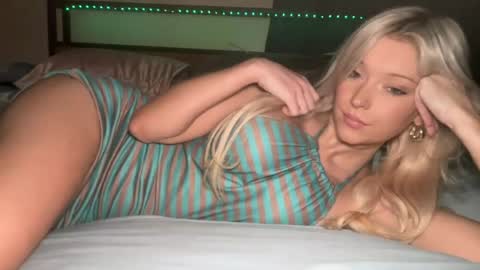 Snapshot of victoriarrose chatting on 7, 7, 2026 Victoriarrose online show from 7, 7, 2026