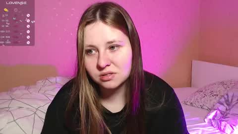 Snapshot of victoriassecrets_ chatting on 4, 3, 2025 victoriassecrets_ online show from 4, 3, 2025