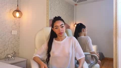 Snapshot of viiolet_whitee chatting on 19, 11, 2025 Violet online show from 19, 11, 2025