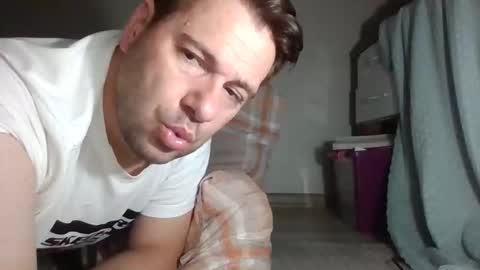 Snapshot of vikbika2 chatting on 18, 10, 2025 Tom reunz online show from 18, 10, 2025