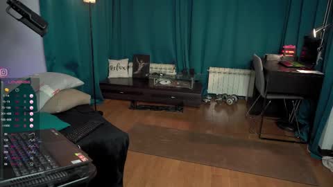 Snapshot of viktor_secret chatting on 19, 10, 2025 fansly VITEKsecret online show from 19, 10, 2025